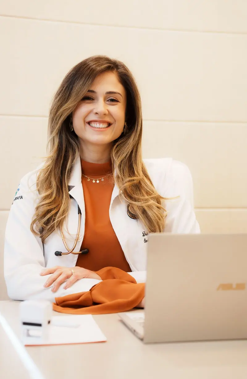 Dra. Caroline Silveira no consultório, durante um atendimento