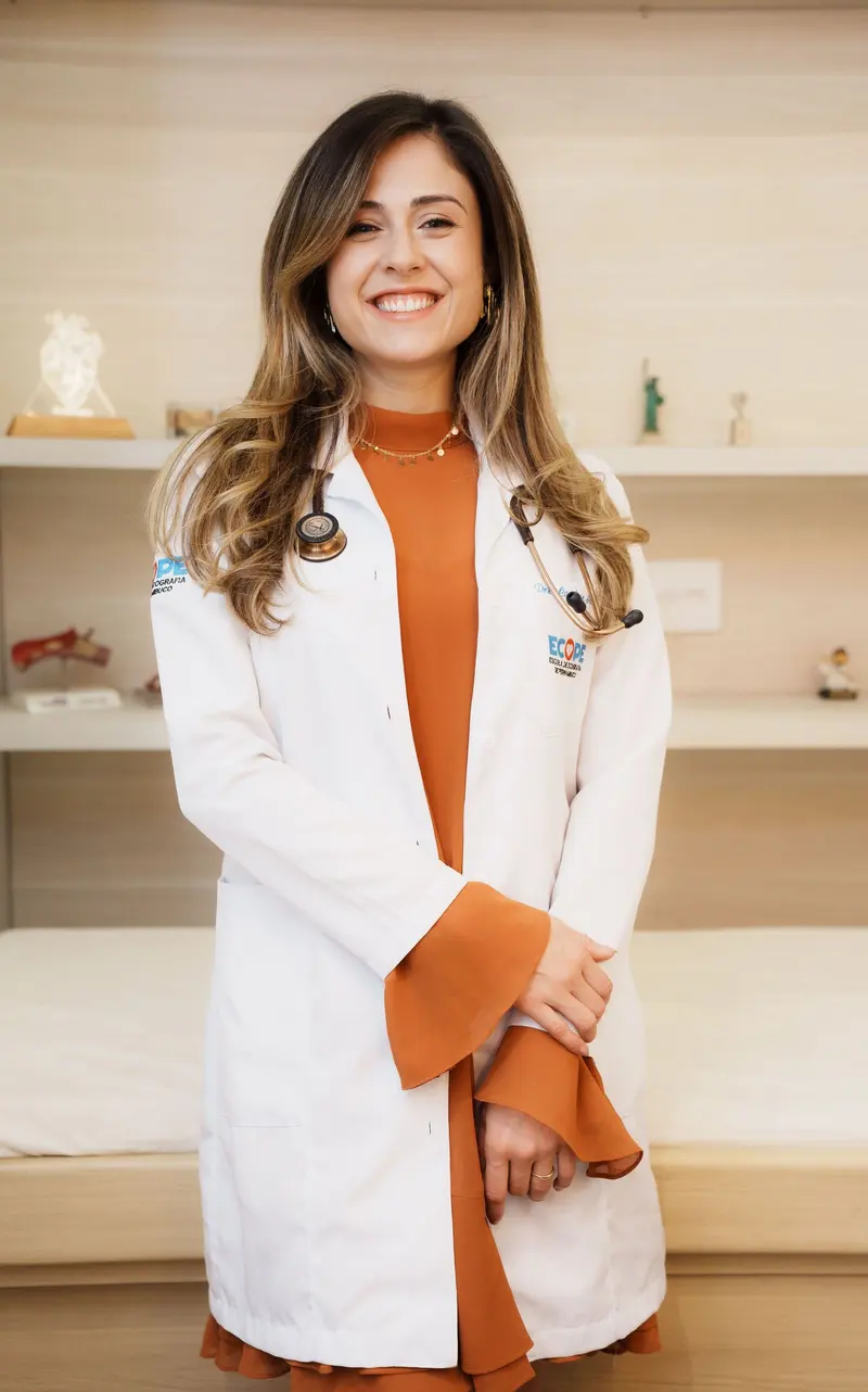 Dra. Caroline Silveira na sala de exames do consultório, no Centro de Petrópolis